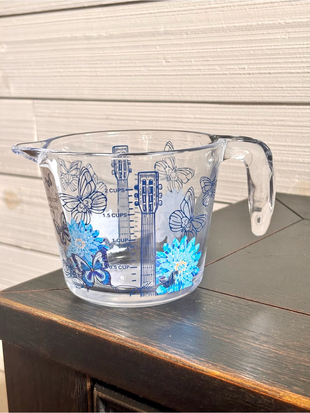 Dolly Parton 2-Cup Glass Measuring Cup Blue Butterflies Flowers Guitar NEW